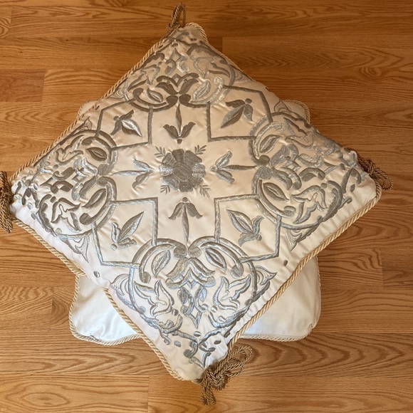 Decorative 2 floor corner pillows - Picture 3 of 9